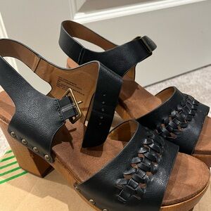 Footbed’s Black platform